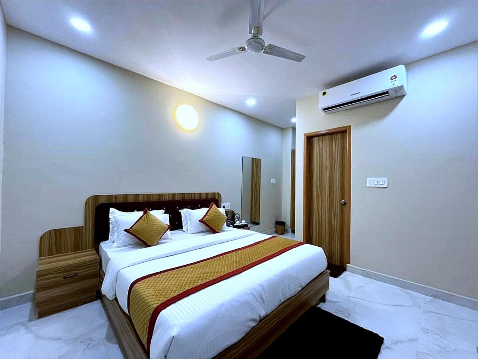 Hotel Vrinda Niddhivan ! Fully Ac, Prem Mandir At Walking Distance ! Just Near The Iskcon Temple Vrindāvan Exteriör bild